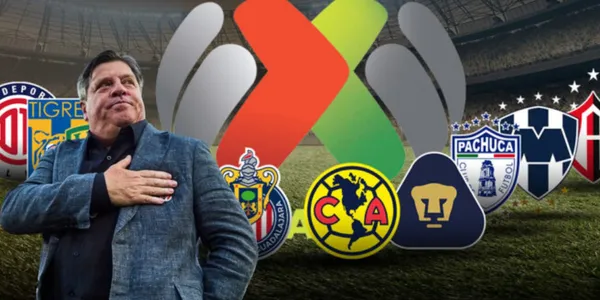Miguel Herrera junto a los escudos de la Liga MX / FOTO CLARO SPORT