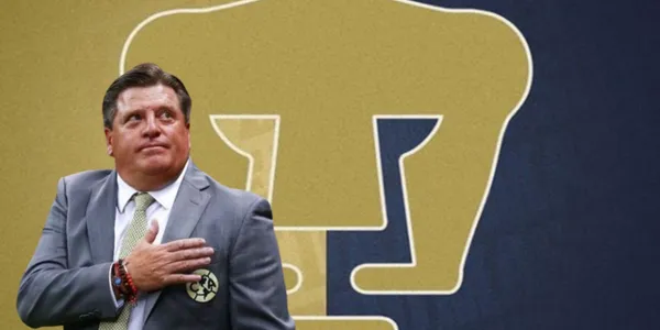 Miguel Herrera junto al escudo de Pumas / FOTO IMAGO7