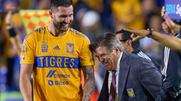 Miguel Herrera riéndose con André-Pierre Gigñac durante su etapa con Tigres
