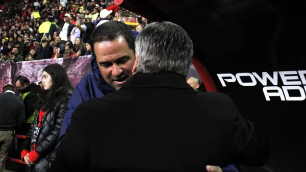 Miguel Herrera saludando a André Jardine Premier duelo entre Xolos y América