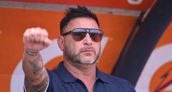 Mohamed saluda al aficionado de Pumas en el estadio de CU (Fuente: Mexsports)