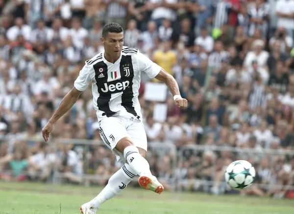 Mucho se ha hablado de la posible continuidad de Cristiano Ronaldo en la Juventus, aunque cada vez con menos esperanza. El hombre nacido en Portugal tiene un salario muy elevado; a continuación te revelaremos todos los detalles de su contrato.