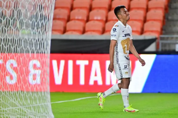 Muchos aficionados no entienden la razón por la que Saucedo es titular si es un tronco.