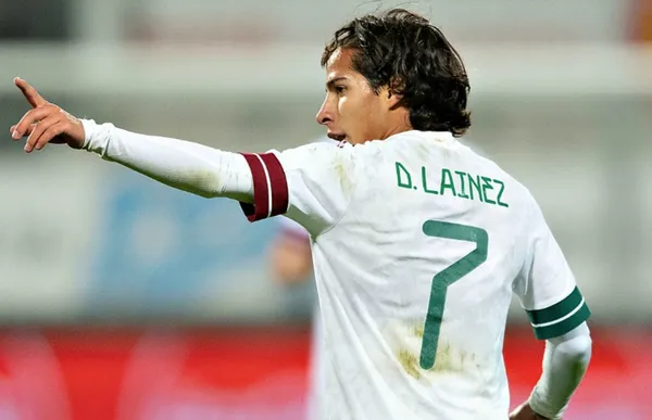 Muchos jugadores la rompen para estar en el Tri, pero mira la jugada sucia que habría para que Diego Laínez esté siempre considerado.