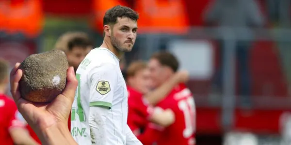 Nada le parece, la pedrada que recibe Santi Giménez tras el PSV vs Feyenoord