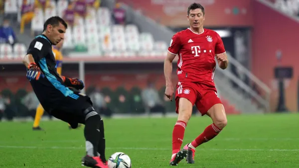 Nahuel Guzmán y Robert Lewandowski (Foto: Superlider)
