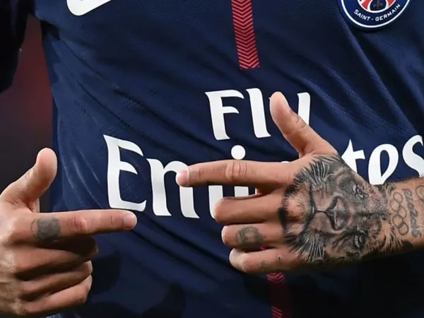 Neymar llama la atención de los espectadores tanto por su talento como futbolista como por su carisma. El jugador del PSG tiene una gran presencia en redes sociales, donde muy a menudo muestra los excéntricos tatuajes que lleva en su piel. Pero, ¿qué significan?
