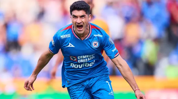 Nicolás Ibáñez festejando su gol con Cruz Azul ante Tigres