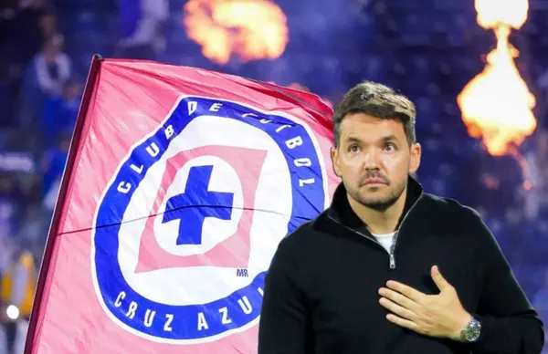 Nicolás Larcamón con mano en el pecho y bandera de Cruz Azul/ Foto Sport Judge.