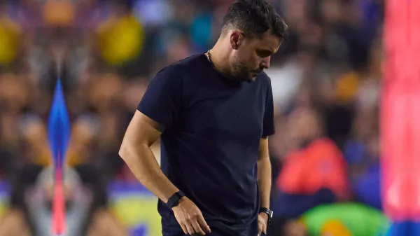 Nicolás Larcamón lamentándose tras derrota de Cruz Azul