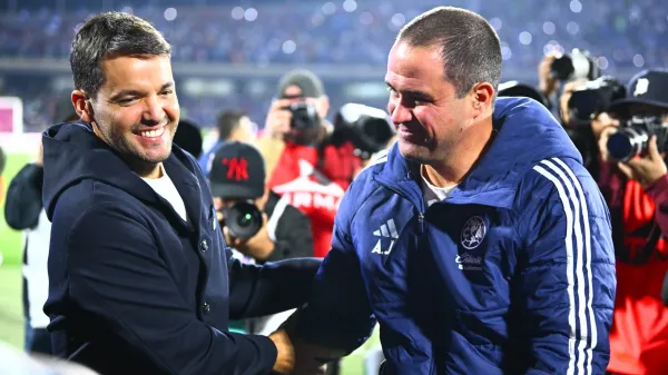 Nicolás Larcamón saludando con André Jardine