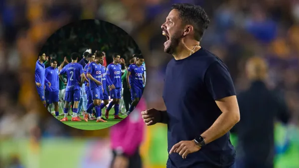 Nicolás Larcamón y los jugadores de Cruz Azul tras la derrota ante León