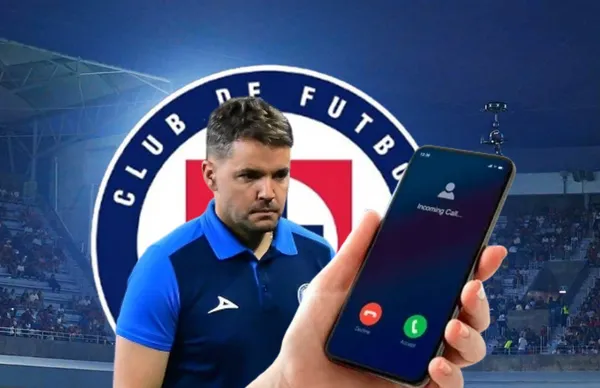 Nicolás Larcamón y teléfono en mano/Foto Fútbol Total.