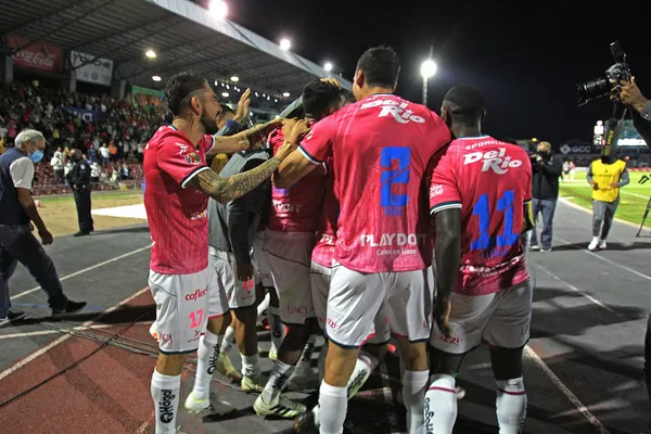 No es novedad que Javier Aguirre luzca como un novato ante Ferretti, pero el Técnico brasileño ahora si le pintó la cara