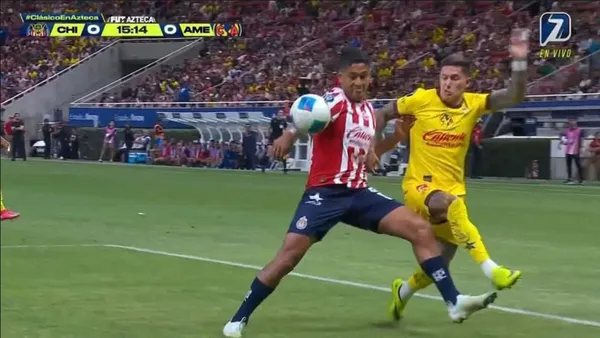 La mano de Romo que no fue sancionada como penal en el Chivas vs América