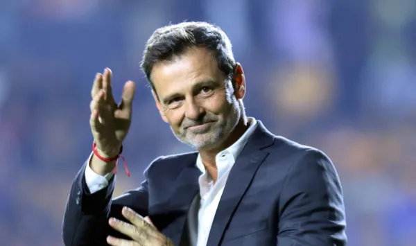 No solo con los jugadores, así complace Diego Cocca también a los de arriba