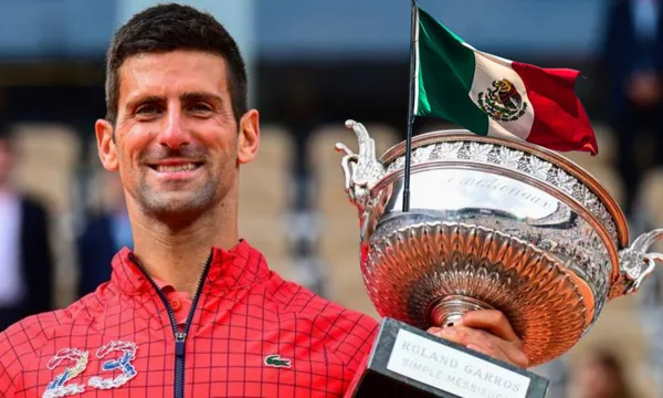 Novak Djokovic levanta el trofeo de Roland Garros / Sporting News