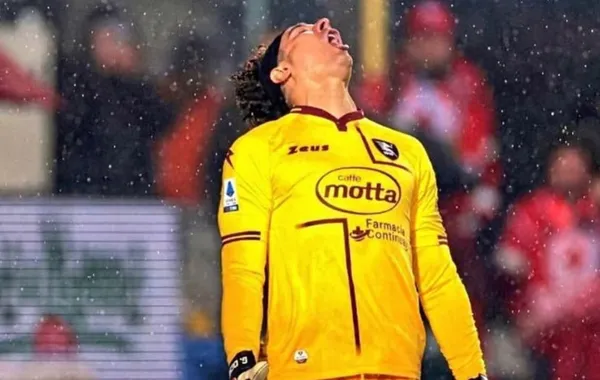 Ochoa no solo es goleado en Italia sino que también perdió mucho al dejar al equipo azulcrema-