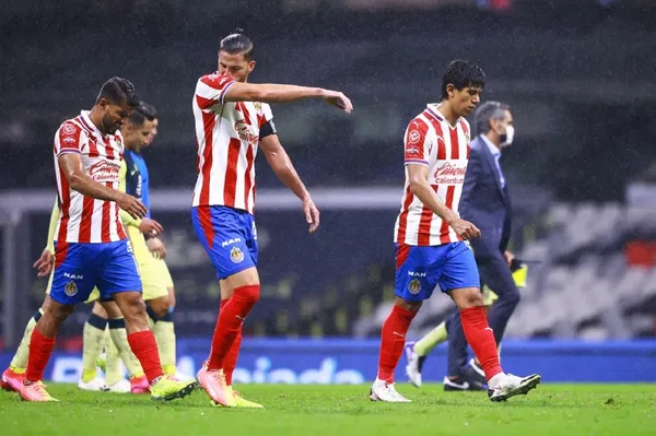 Oribe Peralta no dudó en felicitar a Santos por su 38 aniversario y provocó la furia de los aficionados de Chivas que pidieron se vaya al club de la Laguna.