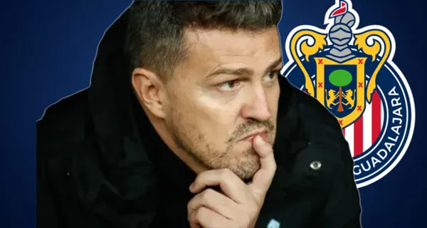 Óscar García en el banquillo de suplentes, viendo un partido (Fuente: Entre Periodistas)