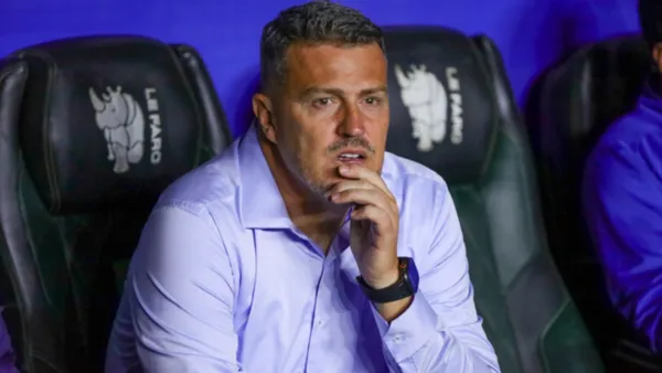 Óscar García no ha convencido a la afición con una sola victoria en 5 partidos | Foto: @chivas