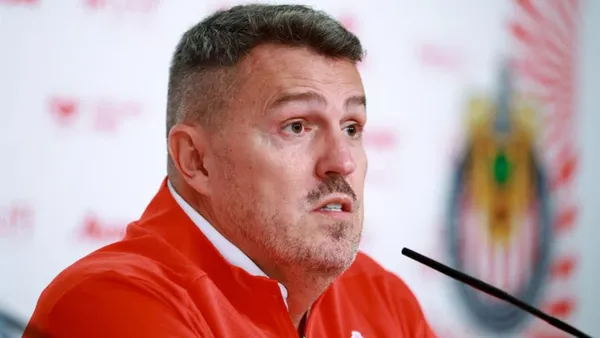 Oscar García no ha convencido a la afición rojiblanca | Foto: X @chivas