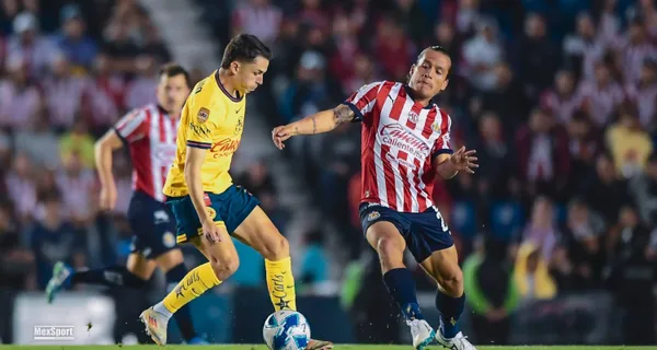 Oso González disputa la pelota con Fidalgo (Fuente: Mexsports)