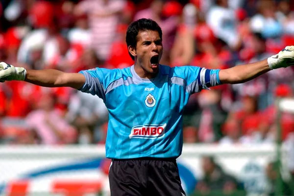 Oswaldo Sánchez es el futbolista que, llegado del América y siendo canterano de otro odiado rival, ha firmado una mejor carrera en Chivas.