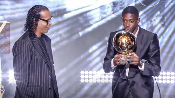 Ousmane Dembélé recibiendo el Balón de Oro