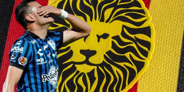 Pablo Barrera junto al escudo de Leones Negros / FOTO X
