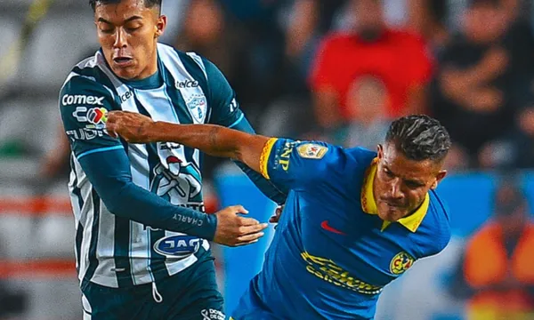 Pachuca vs América, jugada en donde disputan la pelota dos Santos y jugador de Pachuca / Club América