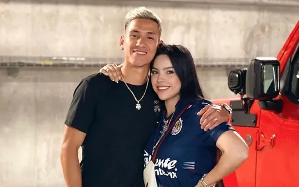 Para alguien que ha estado por muchas partes del mundo como Holanda, Inglaterra, Estados Unidos y de regreso a México, Antuna a necesitado de alguien que lo acompañar y le dé esa fuerza que se necesitan para afrontar cambios así.