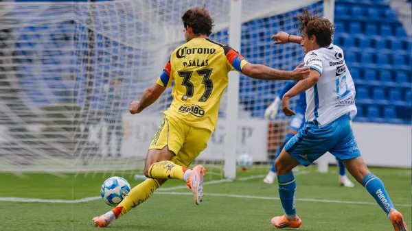 Patricio Salas con el América ante el Puebla