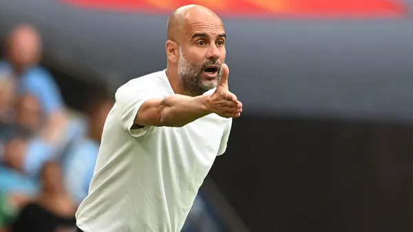 Pep Guardiola dirigiendo al Manchester City (Foto: Fichajes.com)