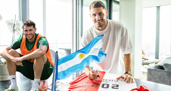 Periodista argentino expone por qué Santiago Giménez debería ser titular y lo que dijo sobre su trabajo.