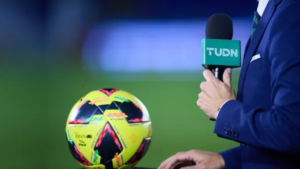 Periodista de TUDN durante transmisión en la cancha (Foto: MEXSPORT)