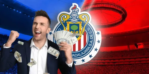 Persona con dinero junto al escudo de Chivas / FOTO SHUTTERSTOCK