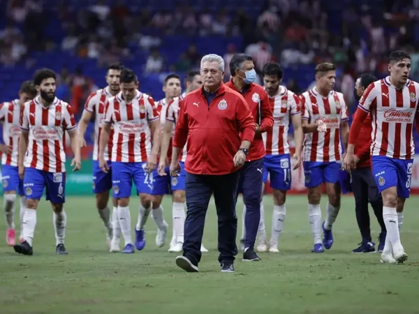 Pese a necesitar de refuerzos, la renovación de Ángel Zaldívar sigue exponiendo los problemas de Chivas con Vucetich.