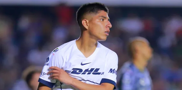 Piero Quispe durante el cotejo de Pumas ante Querétaro