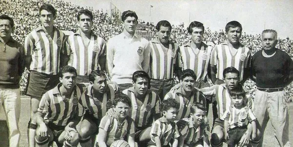 Plantel histórico de Chivas durante su gira internacional que cambió al fútbol mexicano.