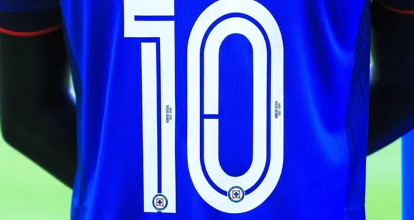 Playera 10 de Cruz Azul exhibida en presentación del equipo (Fuente: Cruz Azul)