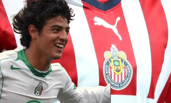 Playera de Chivas de Guadalajara presentada en conferencia de prensa (Fuente: Sporting News)
