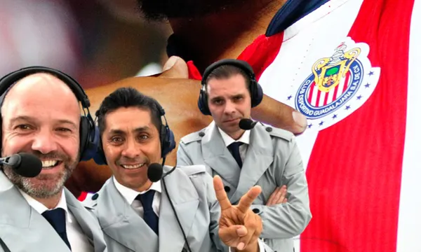 Playera de Chivas portada por un aficionado, que señala el escudo (Fuente: Jam Media)