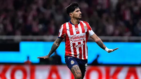 Pocho Guzmán adelanta a Chivas en el Clásico Tapatío de Play-In | Foto: MexSport