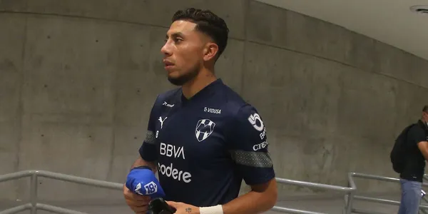 Polémica presencia de Joao Rojas en el banquillo de suplentes.