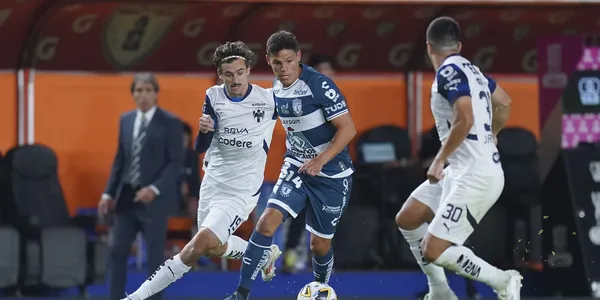 Ponchito González y atrás de él Jordi Cortizo (Foto @LigaMX)
