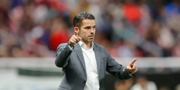 Previo a enfrentar al América, se reveló el futuro de Gago en Chivas.