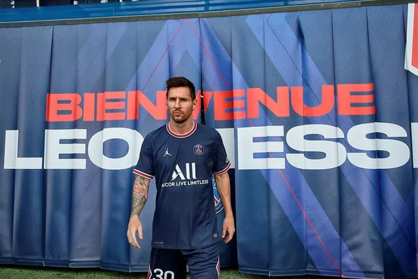 PSG pudo solucionar el gran problema de Leo Messi, que consistía básicamente en que nadie podía pagar su contrato. El Barcelona solo podía hacerlo fundiéndose en el futuro, algo que Joan Laporta no quiso permitir. Conoce qué hizo el club parisino para quedarse con el argentino.