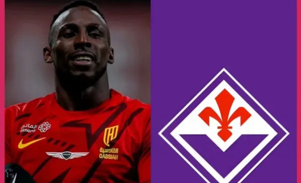 Quiñones festeja gol, a la derecha, escudo de Fiorentina (Fuente: AP y Serie A )