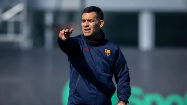Rafa Márquez dirigiendo a FCB. FOTO : Infobae